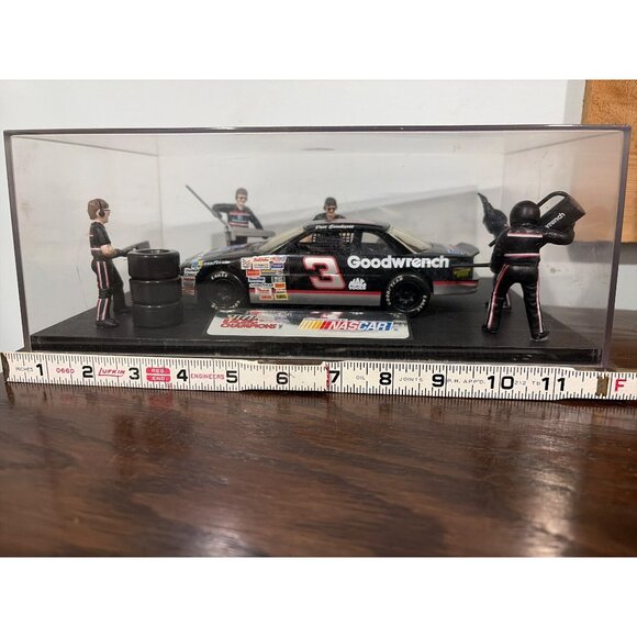 Dale Earnhardt "The Intimidator" Goodwrench NASCAR Diecast Car Pit Crew In Case - Picture 6 of 8